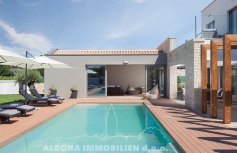 Moderne Villa in ruhiger Lage, umgeben von viel Grün