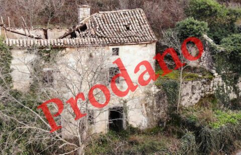 Istarska kamena kuća sa dodatnim objektom i građevinskim terenom