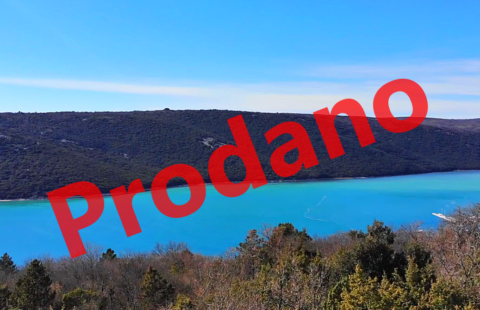 Građevinsko zemljište udaljeno 900 m od mora – TRGET !