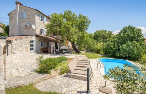 Prekrasna renovirana kamena vila sa bazenom