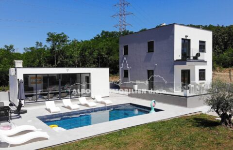 SNIŽENO!!! Villa sa bazenom modernog dizajna okružena prirodom