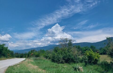 Prostrana građevinska zemljišta okružena zelenilom sa pogledom na Učku