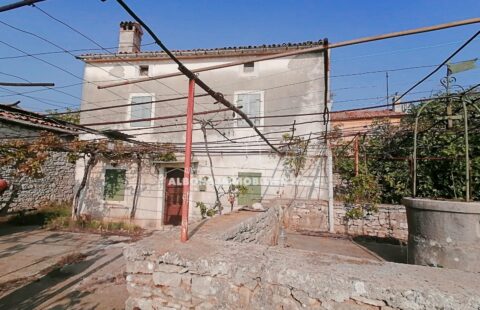 Samostojeća kamena kuća sa pomoćnim objektom i pogledom na more