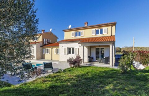 DOUBLE HOUSE WITH SWIMMING POOL AND SPACIOUS GARDEN