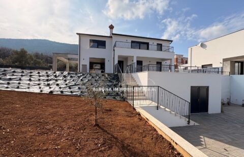 EKSKLUZIVNO! Moderna novogradnja sa prekrasnim pogledom na more