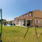 DOPPELHAUS MIT SCHWIMMBAD UND GROSSEM GARTEN