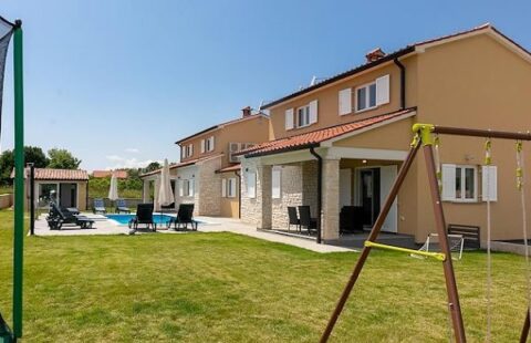 DOPPELHAUS MIT SCHWIMMBAD UND GROSSEM GARTEN